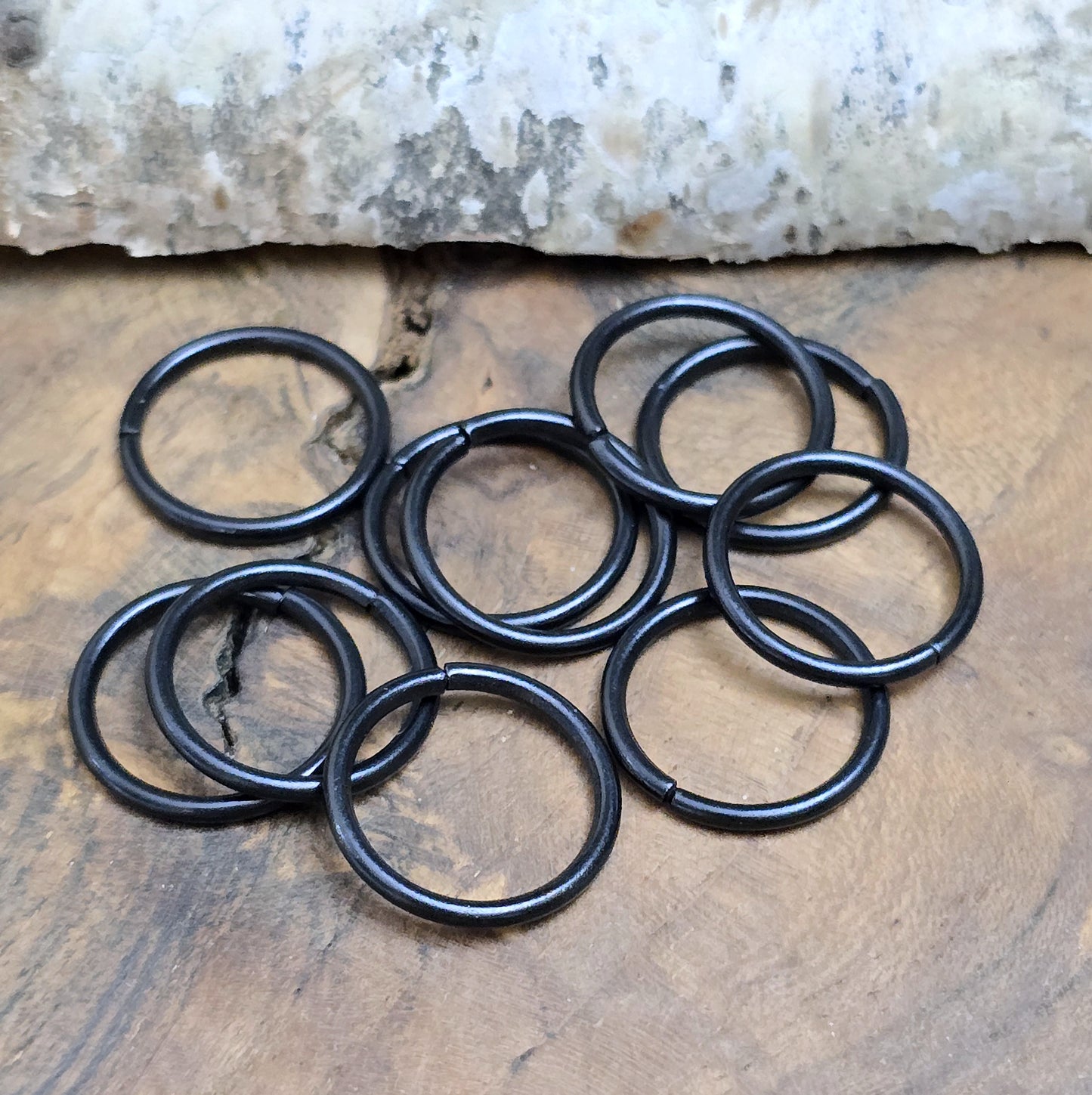 Mit diesem Set aus 10 offenen Binderingen eröffnen sich Ihnen unzählige kreative Möglichkeiten. Diese Biegeringe sind perfekt für die Herstellung von individuellem Schmuck und bieten zahlreiche Verwendungszwecke.