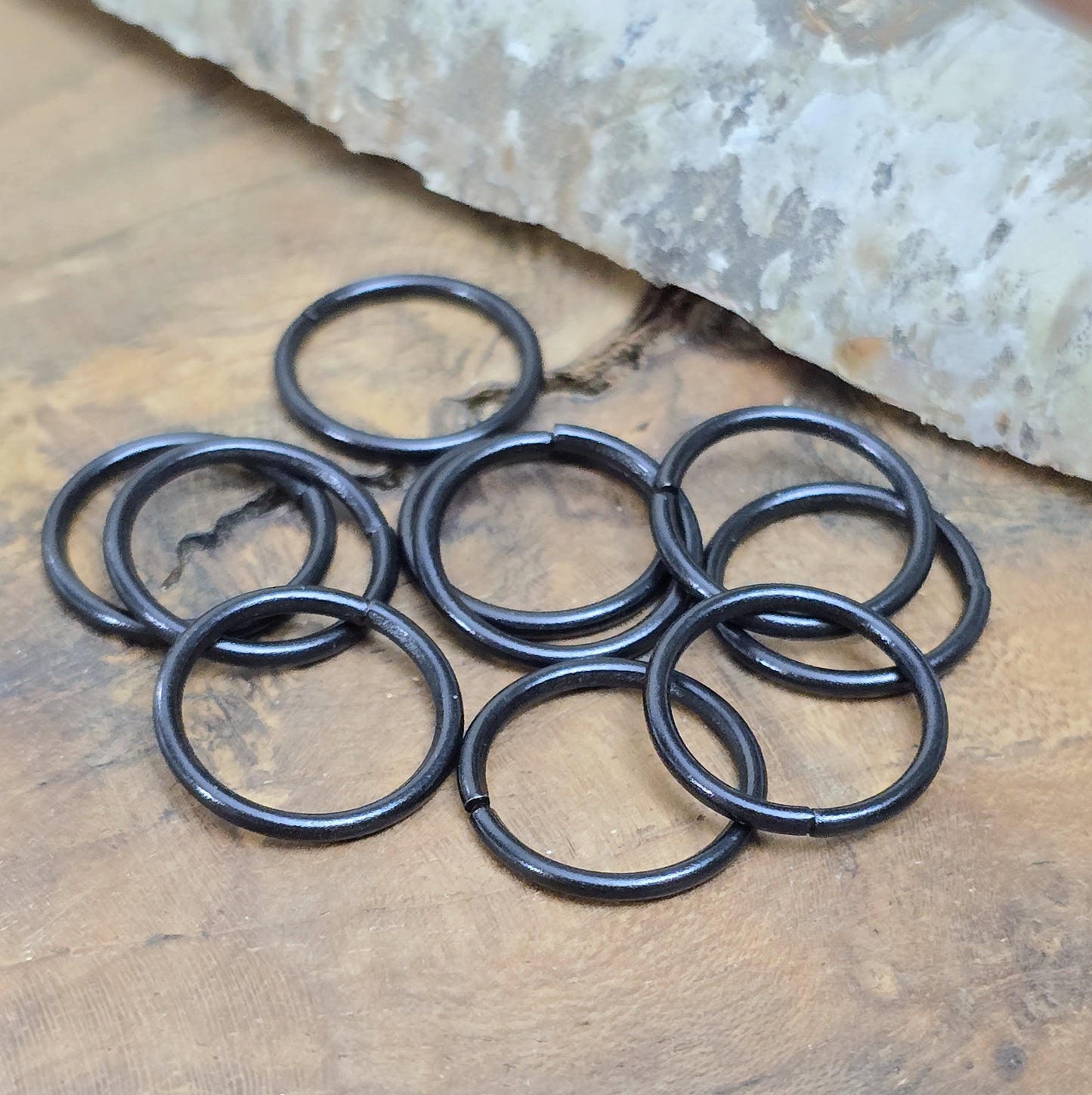 Mit diesem Set aus 10 offenen Binderingen eröffnen sich Ihnen unzählige kreative Möglichkeiten. Diese Biegeringe sind perfekt für die Herstellung von individuellem Schmuck und bieten zahlreiche Verwendungszwecke.