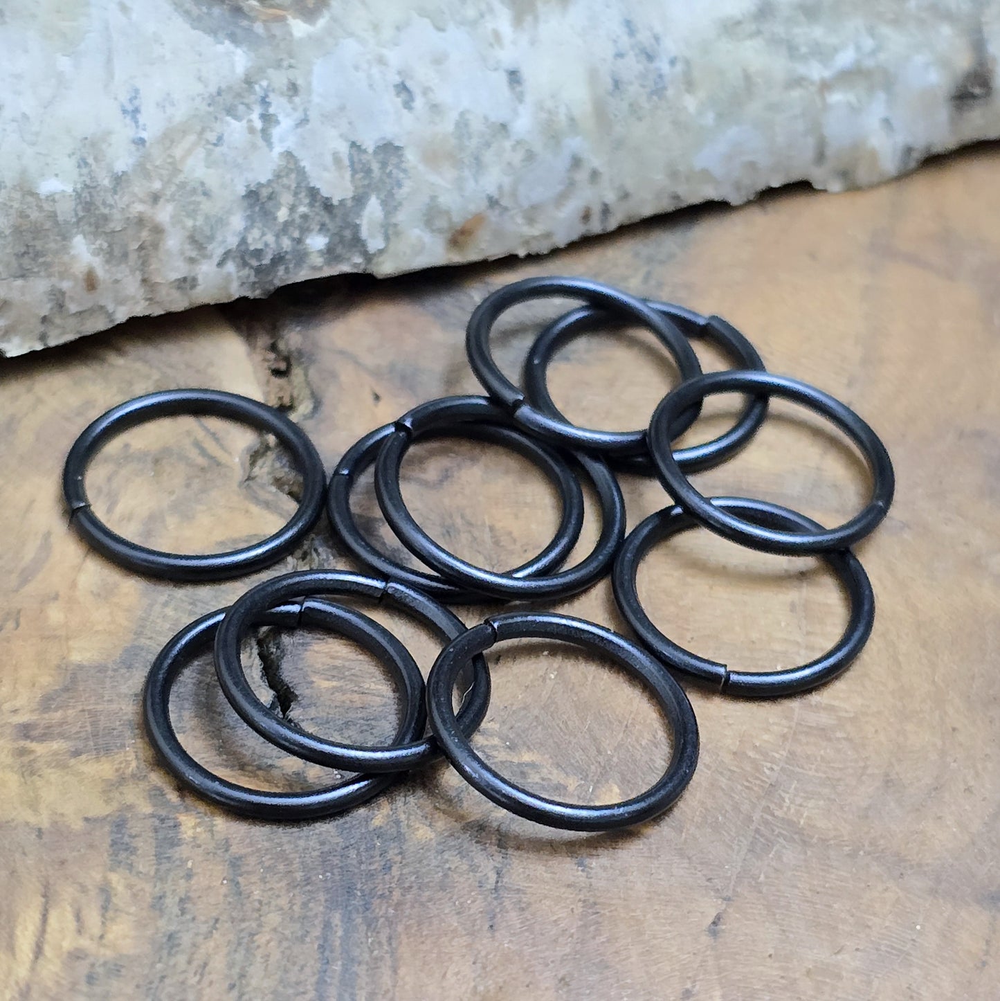 Mit diesem Set aus 10 offenen Binderingen eröffnen sich Ihnen unzählige kreative Möglichkeiten. Diese Biegeringe sind perfekt für die Herstellung von individuellem Schmuck und bieten zahlreiche Verwendungszwecke.