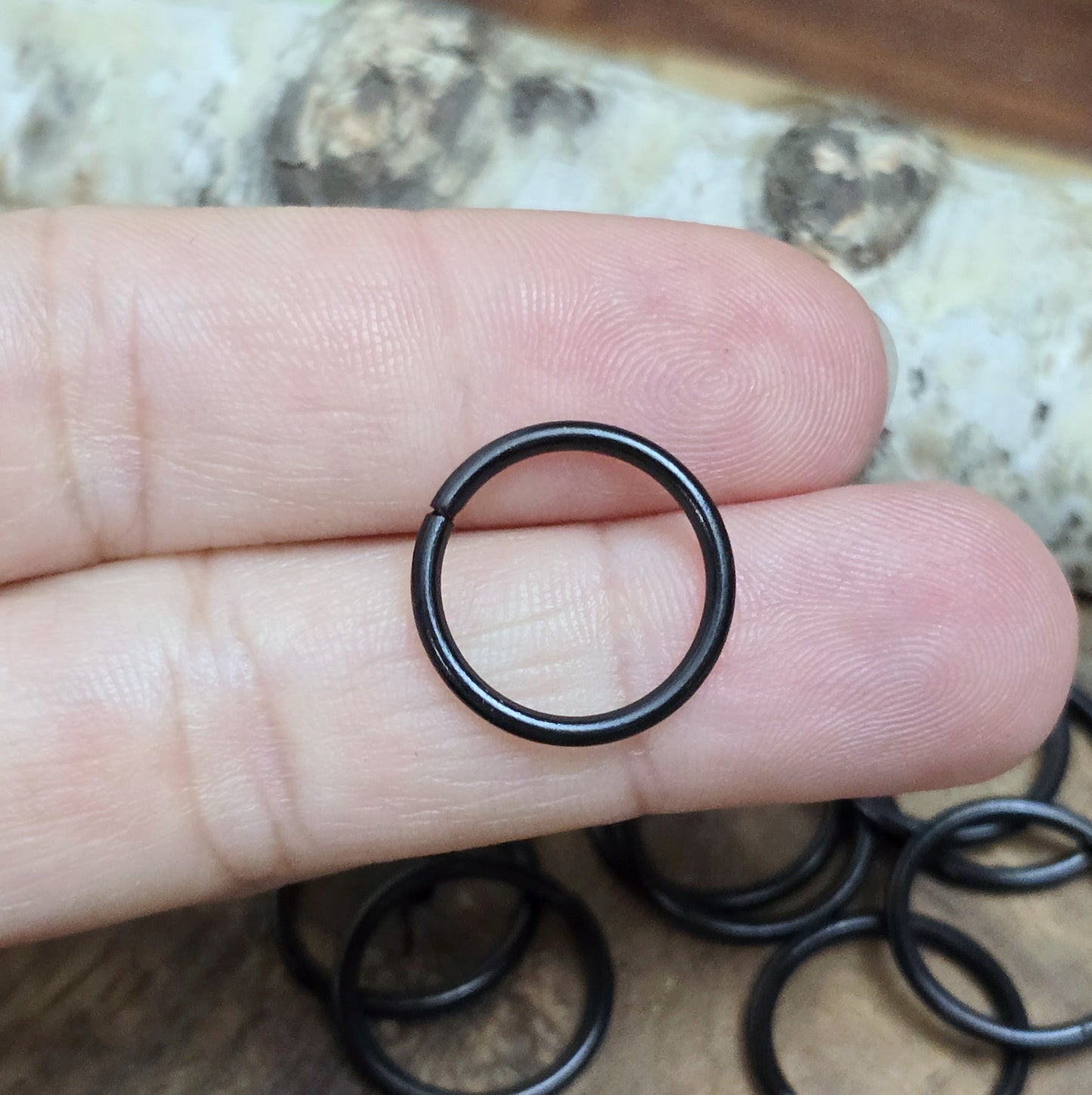 Mit diesem Set aus 10 offenen Binderingen eröffnen sich Ihnen unzählige kreative Möglichkeiten. Diese Biegeringe sind perfekt für die Herstellung von individuellem Schmuck und bieten zahlreiche Verwendungszwecke.