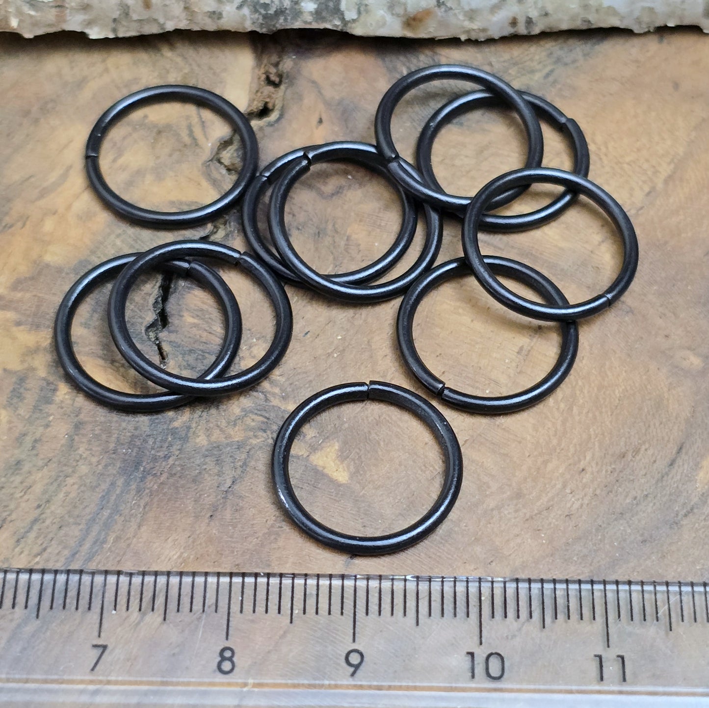 Mit diesem Set aus 10 offenen Binderingen eröffnen sich Ihnen unzählige kreative Möglichkeiten. Diese Biegeringe sind perfekt für die Herstellung von individuellem Schmuck und bieten zahlreiche Verwendungszwecke.