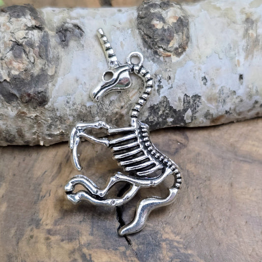 Das Bild zeigt einen großen Anhänger Einhorn Skelett in antik silberfarbig, 43mm. Ideal für die Schmuckherstellung.