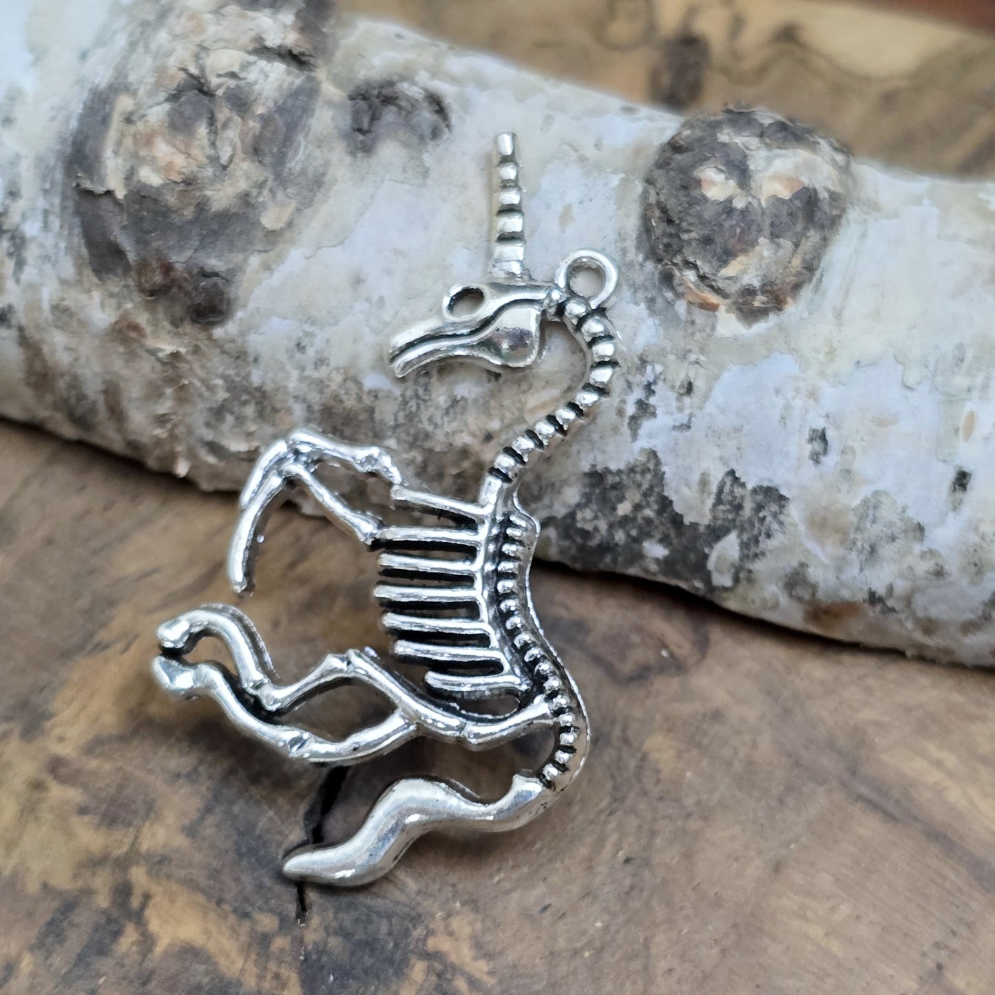 Das Bild zeigt einen großen Anhänger Einhorn Skelett in antik silberfarbig, 43mm. Ideal für die Schmuckherstellung.