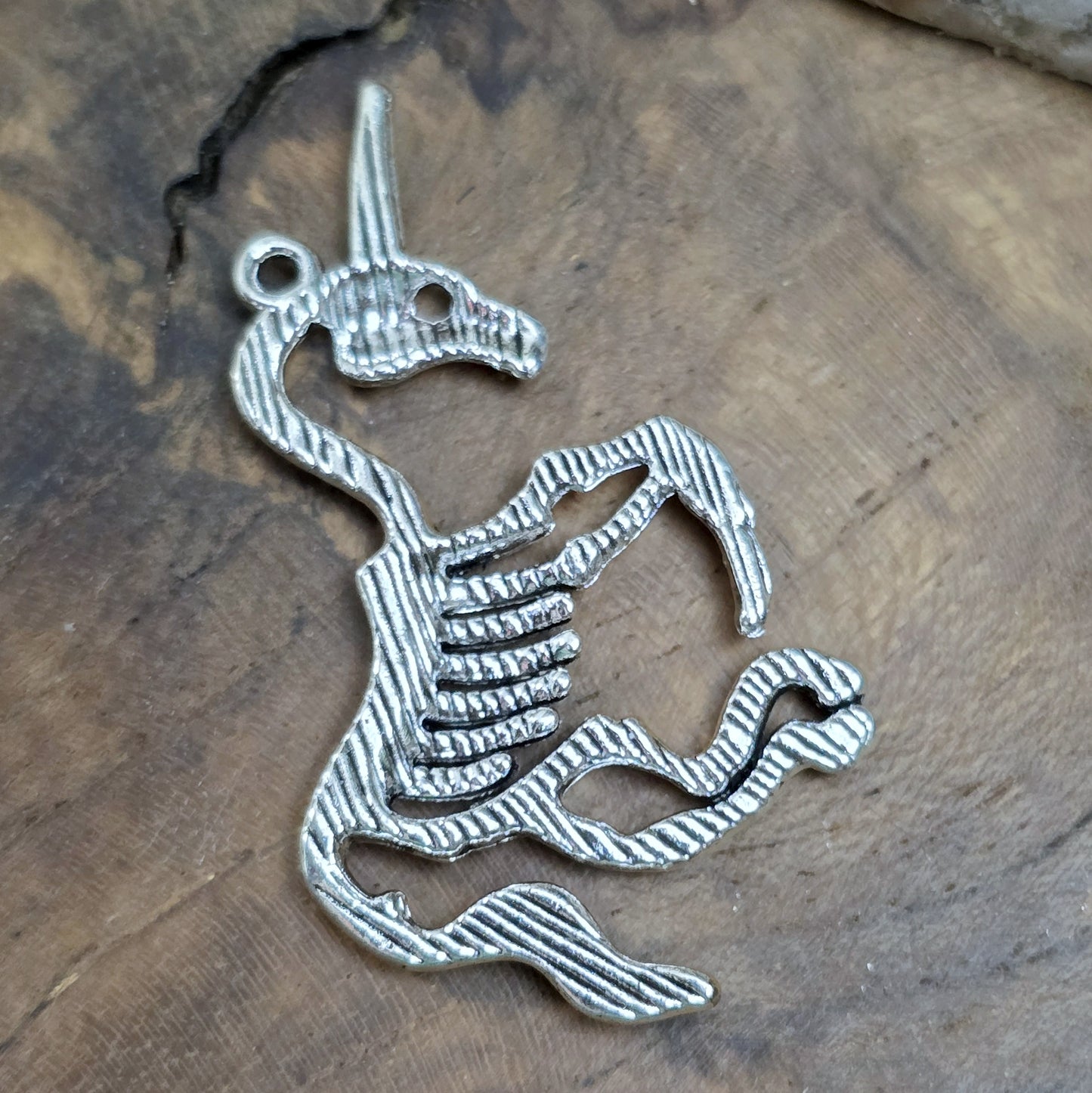 Das Bild zeigt einen großen Anhänger Einhorn Skelett in antik silberfarbig, 43mm. Ideal für die Schmuckherstellung.