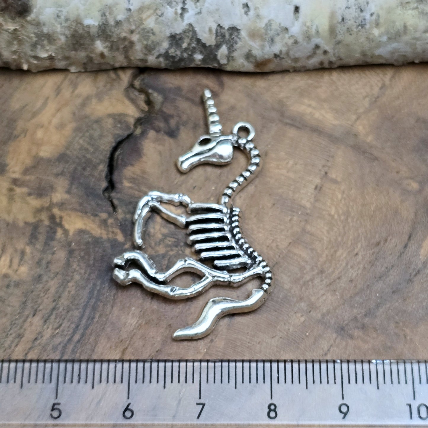 Das Bild zeigt einen großen Anhänger Einhorn Skelett in antik silberfarbig, 43mm. Ideal für die Schmuckherstellung.