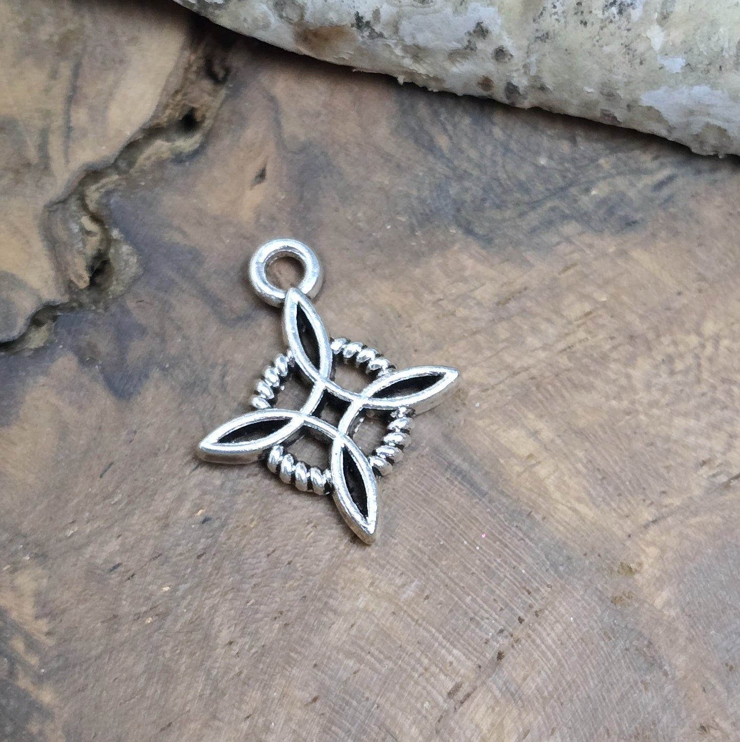 Das Bild zeigt 2 Charms Anhänger Hexenknoten in antik silberfarbig mit 18mm Länge.
Diese Anhänger sind perfekte spirituelle Begleiter – ob an Pendeln, Ketten, Ohrhaken oder als Altargegenstände.