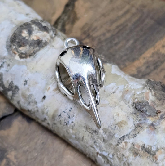 Das Bild zeigt einen Anhänger Krähenschädel, Rabenschädel, antik silberfarbig, 30mm
Der Anhänger hat am oberen Hinterkopf des Schädels eine feste Öse und ist perfekt für die individuelle Schmuckherstellung.