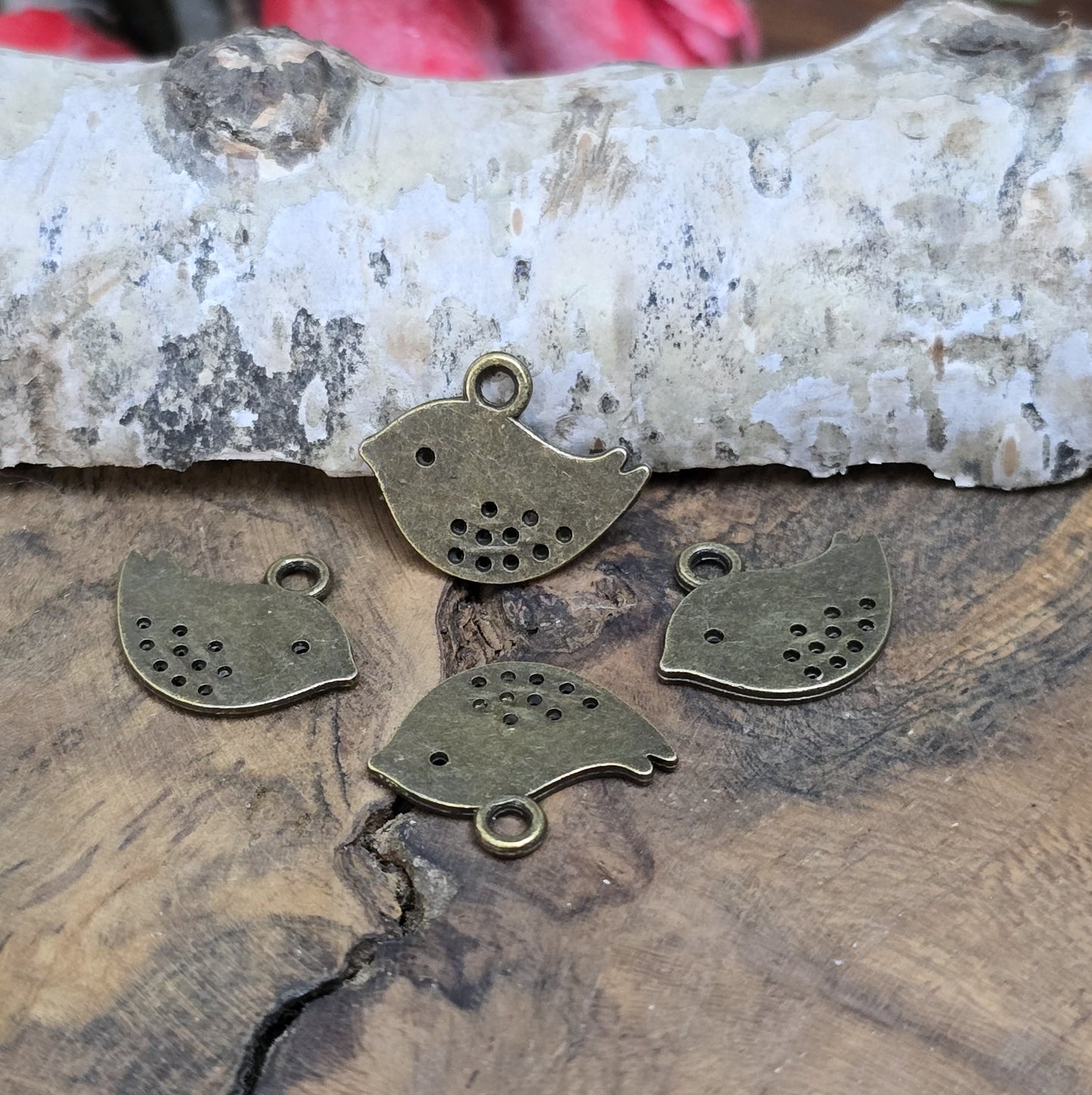 Das Bild zeigt kleine Anhänger Vögelchen in antik bronzefarbig - 13mm. Eignen sich hervorragend für die Schmuckfertigung, für Ohrringe, Ketten und Bettelarmbänder.