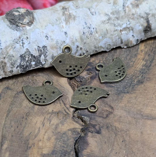 Das Bild zeigt kleine Anhänger Vögelchen in antik bronzefarbig - 13mm. Eignen sich hervorragend für die Schmuckfertigung, für Ohrringe, Ketten und Bettelarmbänder.