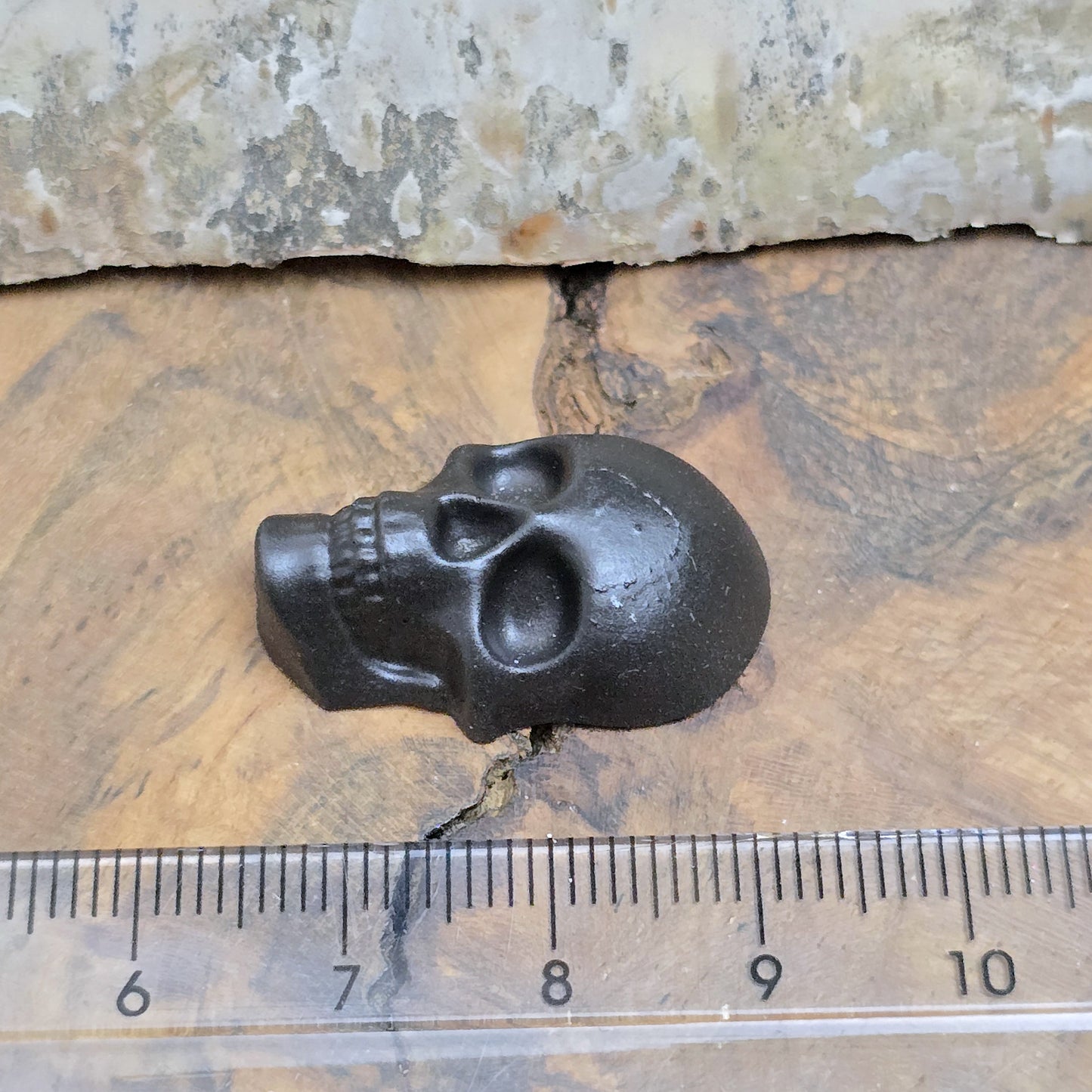 Ein handgefertigter Cabochon aus unserem Atelier in der Farbe Schwarz. Der Totenkopf wird aus Kunstharz in unserem Atelier hergestellt und anschließend mit Farbe verziert. Somit ist jeder Totenkopf ein Unikat. Das bedeutet auch, dass der gelieferte Artikel von dem auf dem Bild optisch abweichen kann.