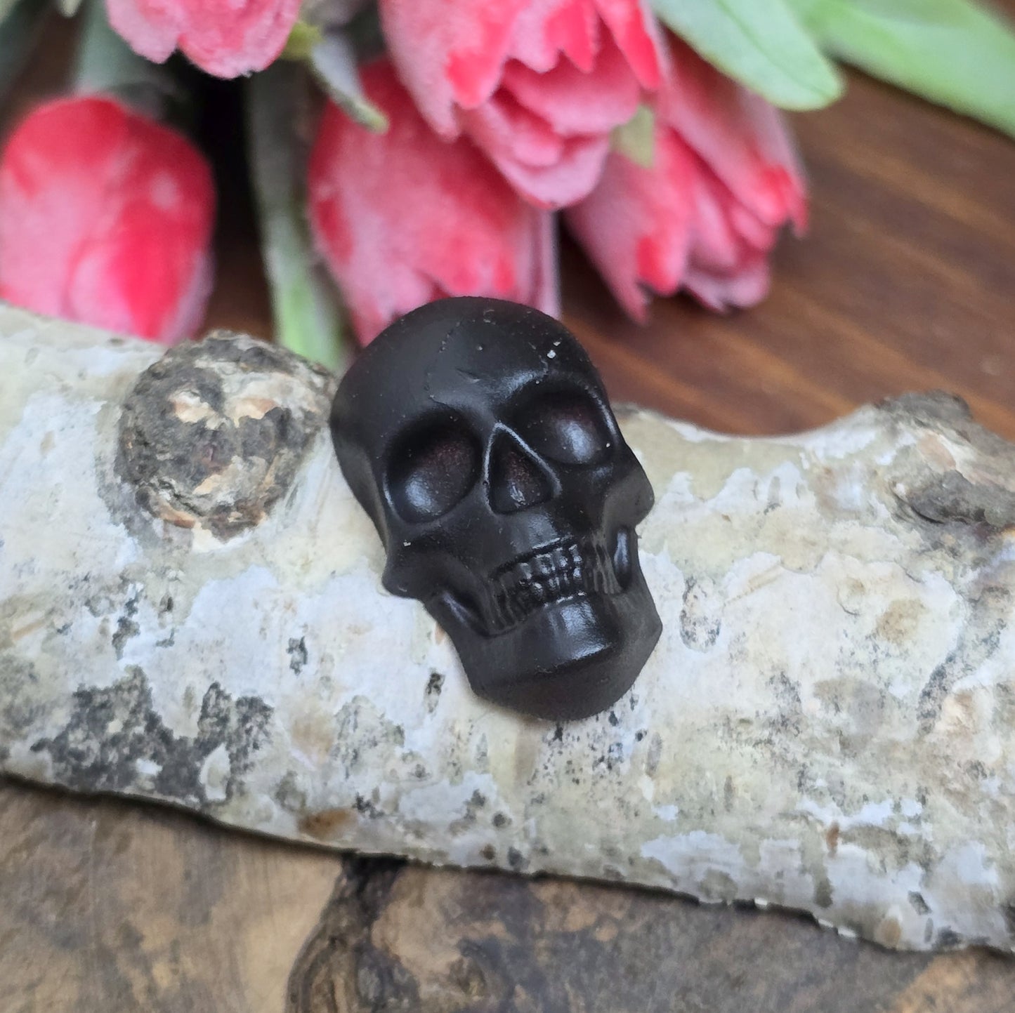Ein handgefertigter Cabochon aus unserem Atelier in der Farbe Schwarz. Der Totenkopf wird aus Kunstharz in unserem Atelier hergestellt und anschließend mit Farbe verziert. Somit ist jeder Totenkopf ein Unikat. Das bedeutet auch, dass der gelieferte Artikel von dem auf dem Bild optisch abweichen kann.