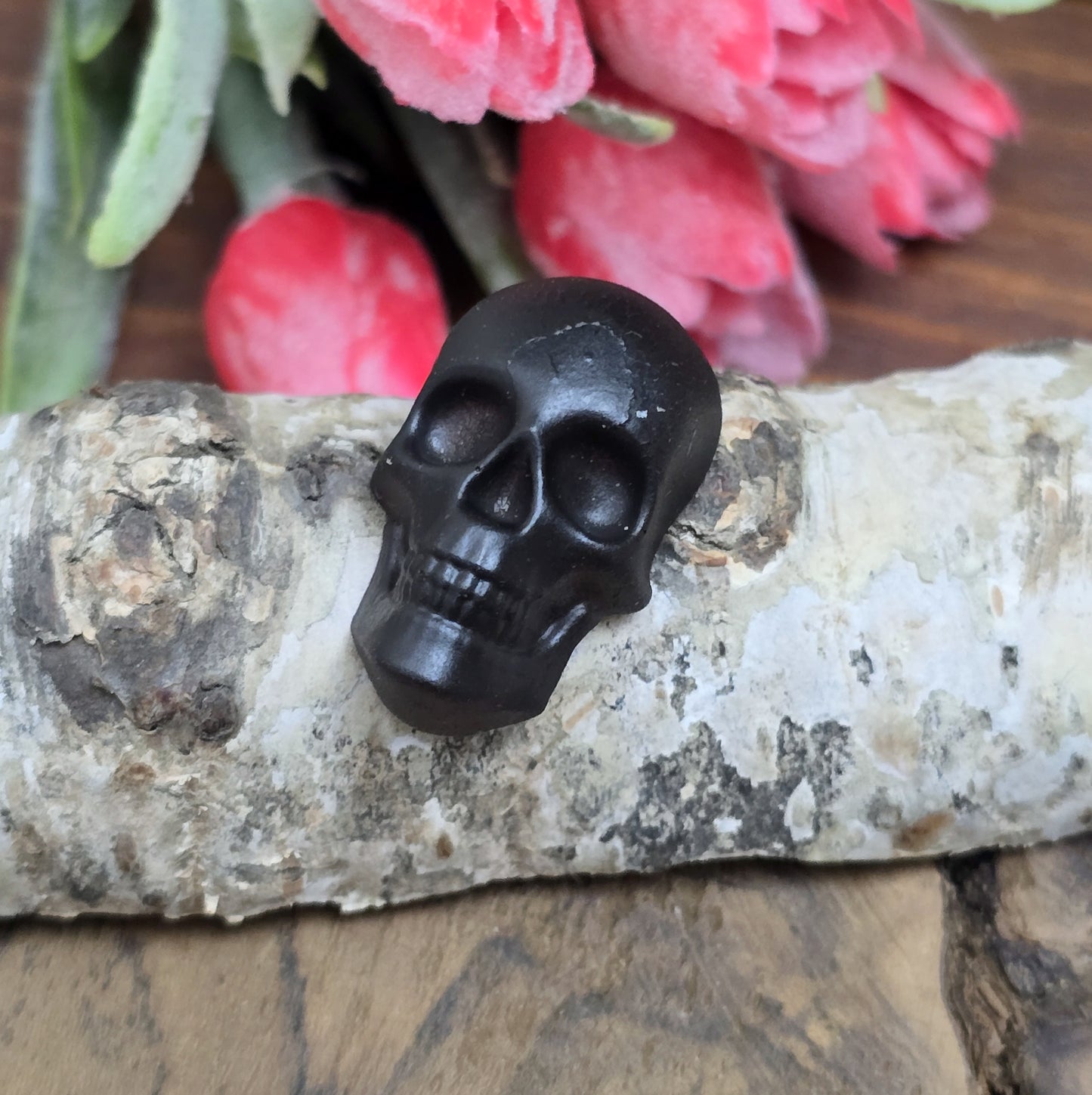 Ein handgefertigter Cabochon aus unserem Atelier in der Farbe Schwarz. Der Totenkopf wird aus Kunstharz in unserem Atelier hergestellt und anschließend mit Farbe verziert. Somit ist jeder Totenkopf ein Unikat. Das bedeutet auch, dass der gelieferte Artikel von dem auf dem Bild optisch abweichen kann.