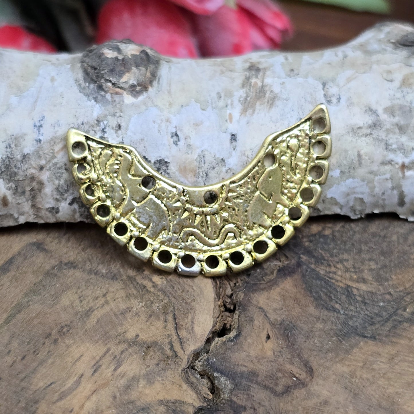 2 einzigartige, halbrunde Multiverbinder im Bollywood-Stil. Die ideale Schmuckkomponente für Tiaras, Fußschmuck, Handketten und Ohrschmuck im beliebt indischen Bollywood-Design. Die Verbinder sind antik silberfarbig und verfügen im inneren Bogen über 3 Löcher und am unteren Außenbogen befinden sich 17 Löcher. Auf dem Bogen selbst sind 2 Elefanten abgebildet sowie eine Sonne.