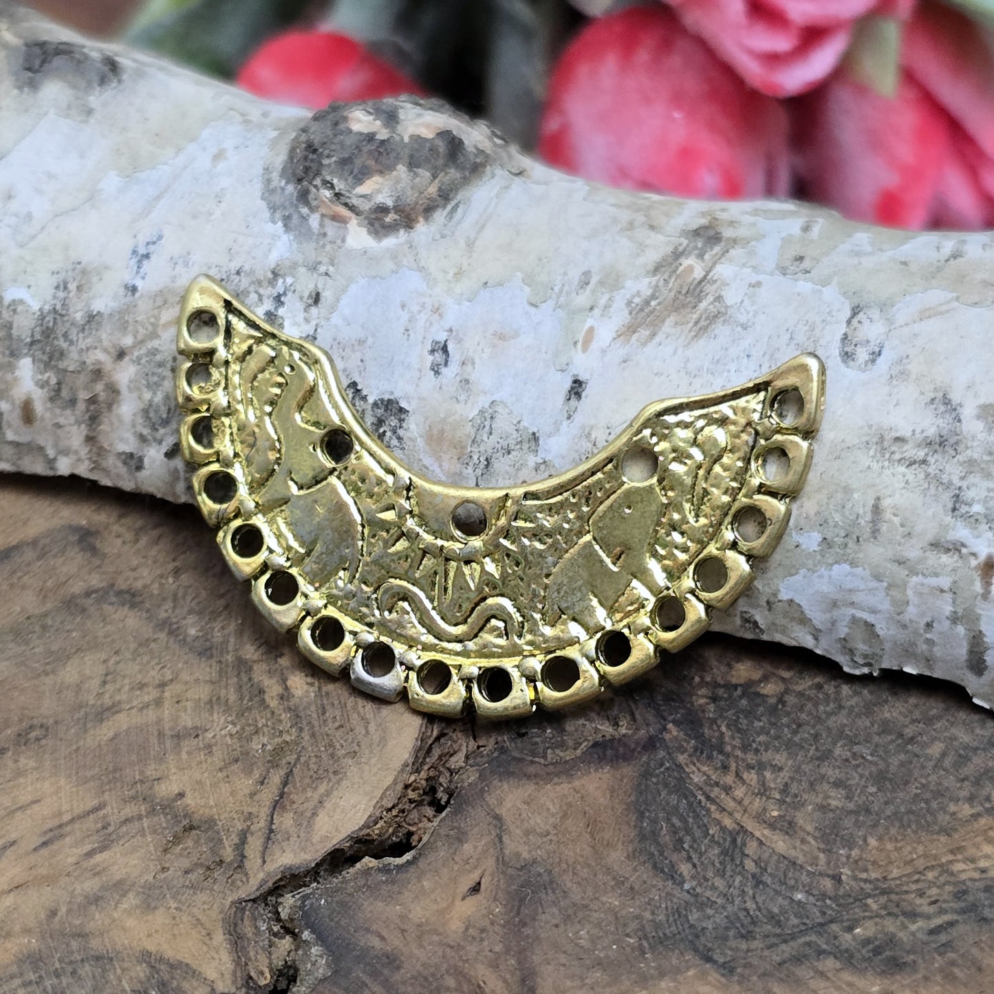 2 einzigartige, halbrunde Multiverbinder im Bollywood-Stil. Die ideale Schmuckkomponente für Tiaras, Fußschmuck, Handketten und Ohrschmuck im beliebt indischen Bollywood-Design. Die Verbinder sind antik silberfarbig und verfügen im inneren Bogen über 3 Löcher und am unteren Außenbogen befinden sich 17 Löcher. Auf dem Bogen selbst sind 2 Elefanten abgebildet sowie eine Sonne.
