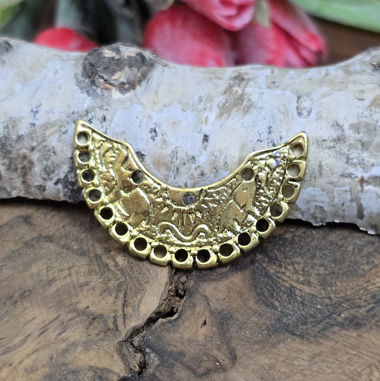 2 einzigartige, halbrunde Multiverbinder im Bollywood-Stil. Die ideale Schmuckkomponente für Tiaras, Fußschmuck, Handketten und Ohrschmuck im beliebt indischen Bollywood-Design. Die Verbinder sind antik silberfarbig und verfügen im inneren Bogen über 3 Löcher und am unteren Außenbogen befinden sich 17 Löcher. Auf dem Bogen selbst sind 2 Elefanten abgebildet sowie eine Sonne.
