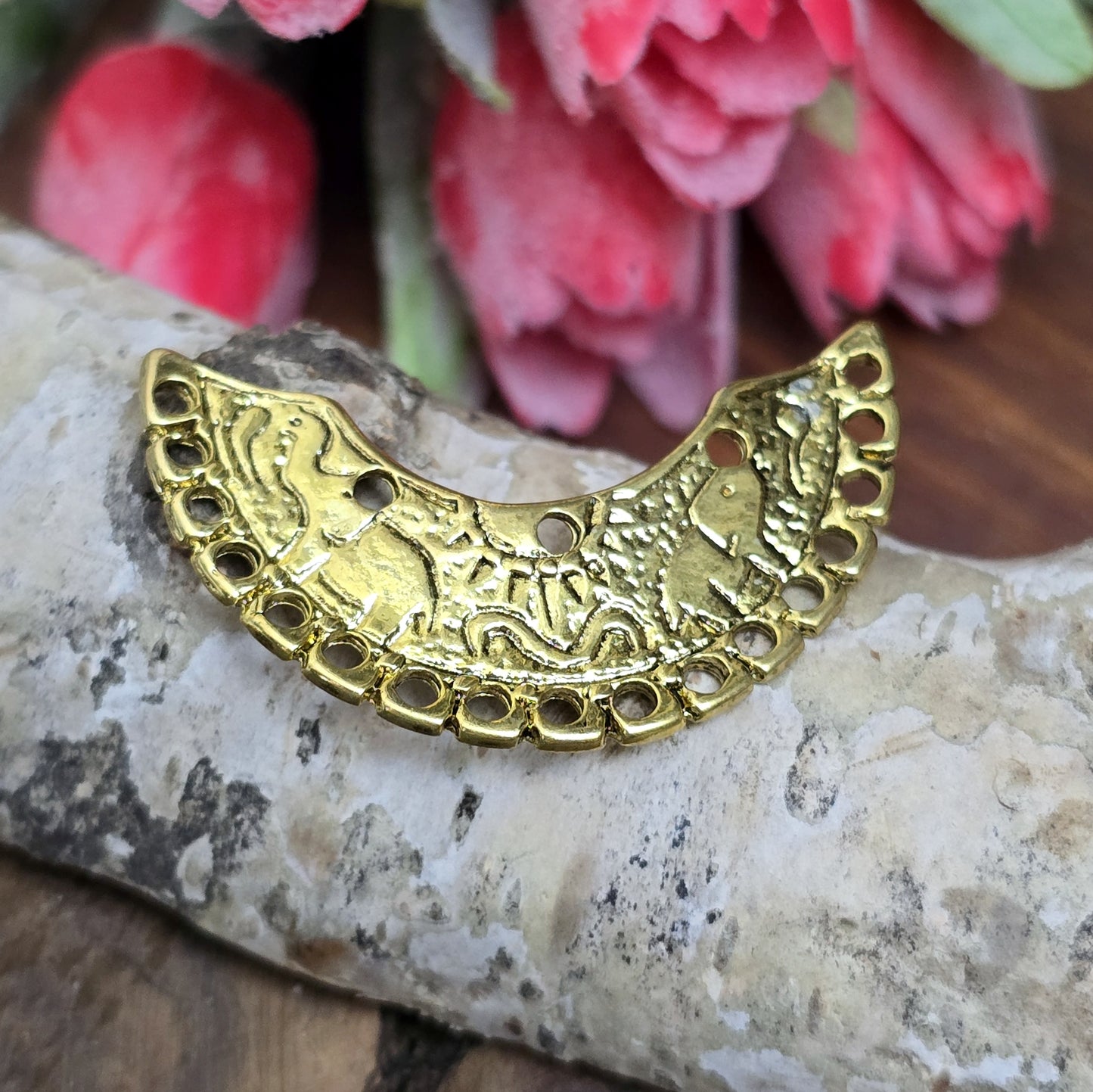 2 einzigartige, halbrunde Multiverbinder im Bollywood-Stil. Die ideale Schmuckkomponente für Tiaras, Fußschmuck, Handketten und Ohrschmuck im beliebt indischen Bollywood-Design. Die Verbinder sind antik silberfarbig und verfügen im inneren Bogen über 3 Löcher und am unteren Außenbogen befinden sich 17 Löcher. Auf dem Bogen selbst sind 2 Elefanten abgebildet sowie eine Sonne.