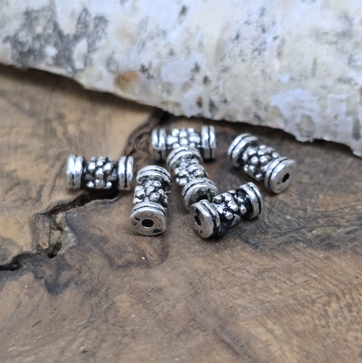 12 Ethno Metallperlen Tube, Walze, 7x3mm, antik silberfarbig
Setze eindrucksvolle Akzente in deinen Schmuckkreationen mit diesen 12 kleinen, walzenförmigen Metallperlen, die mit einem ansprechenden Ethno-Muster versehen sind.