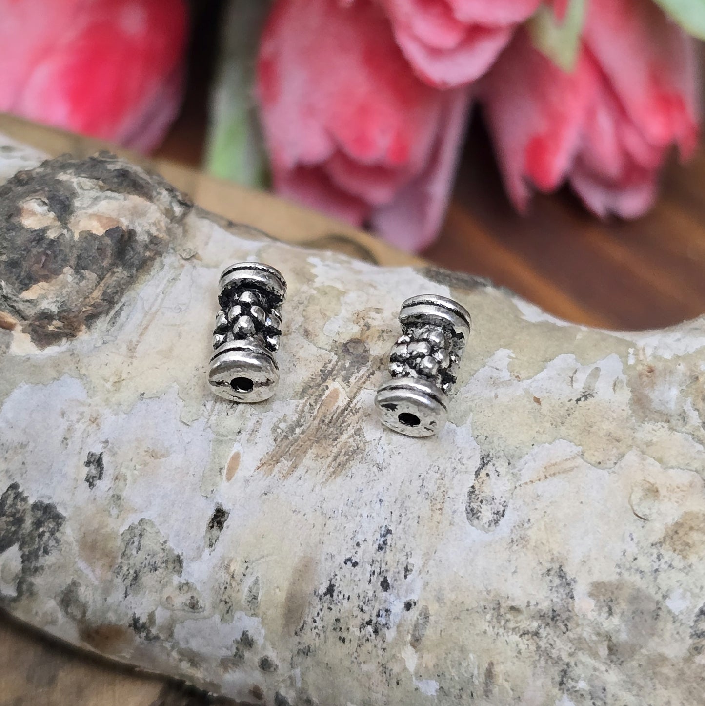 12 Ethno Metallperlen Tube, Walze, 7x3mm, antik silberfarbig
Setze eindrucksvolle Akzente in deinen Schmuckkreationen mit diesen 12 kleinen, walzenförmigen Metallperlen, die mit einem ansprechenden Ethno-Muster versehen sind.
