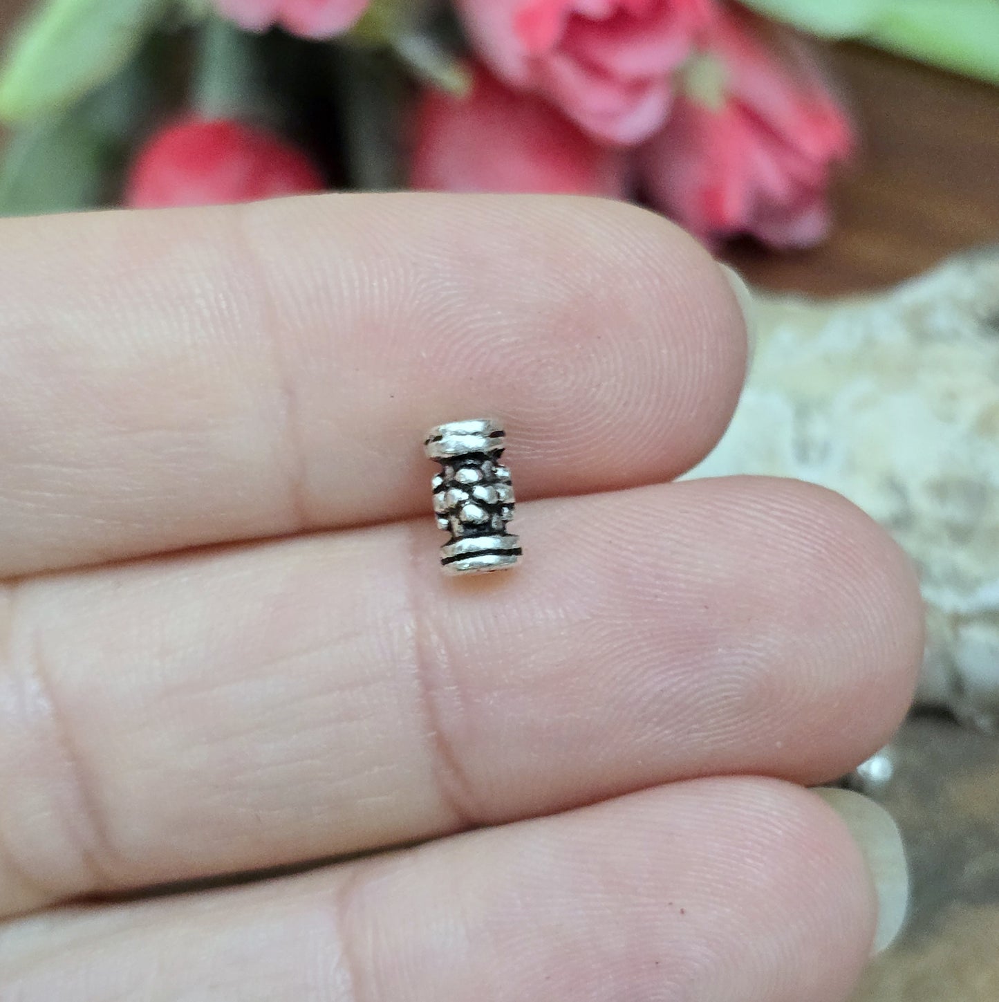 12 Ethno Metallperlen Tube, Walze, 7x3mm, antik silberfarbig
Setze eindrucksvolle Akzente in deinen Schmuckkreationen mit diesen 12 kleinen, walzenförmigen Metallperlen, die mit einem ansprechenden Ethno-Muster versehen sind.