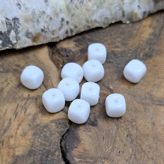 20 Glasperlen in Würfelform, hergestellt in Gablonz (auch als Jablonec bekannt). Jede dieser Glasperlen misst 5 x 5mm und besticht durch ihr reines, strahlendes Weiß.