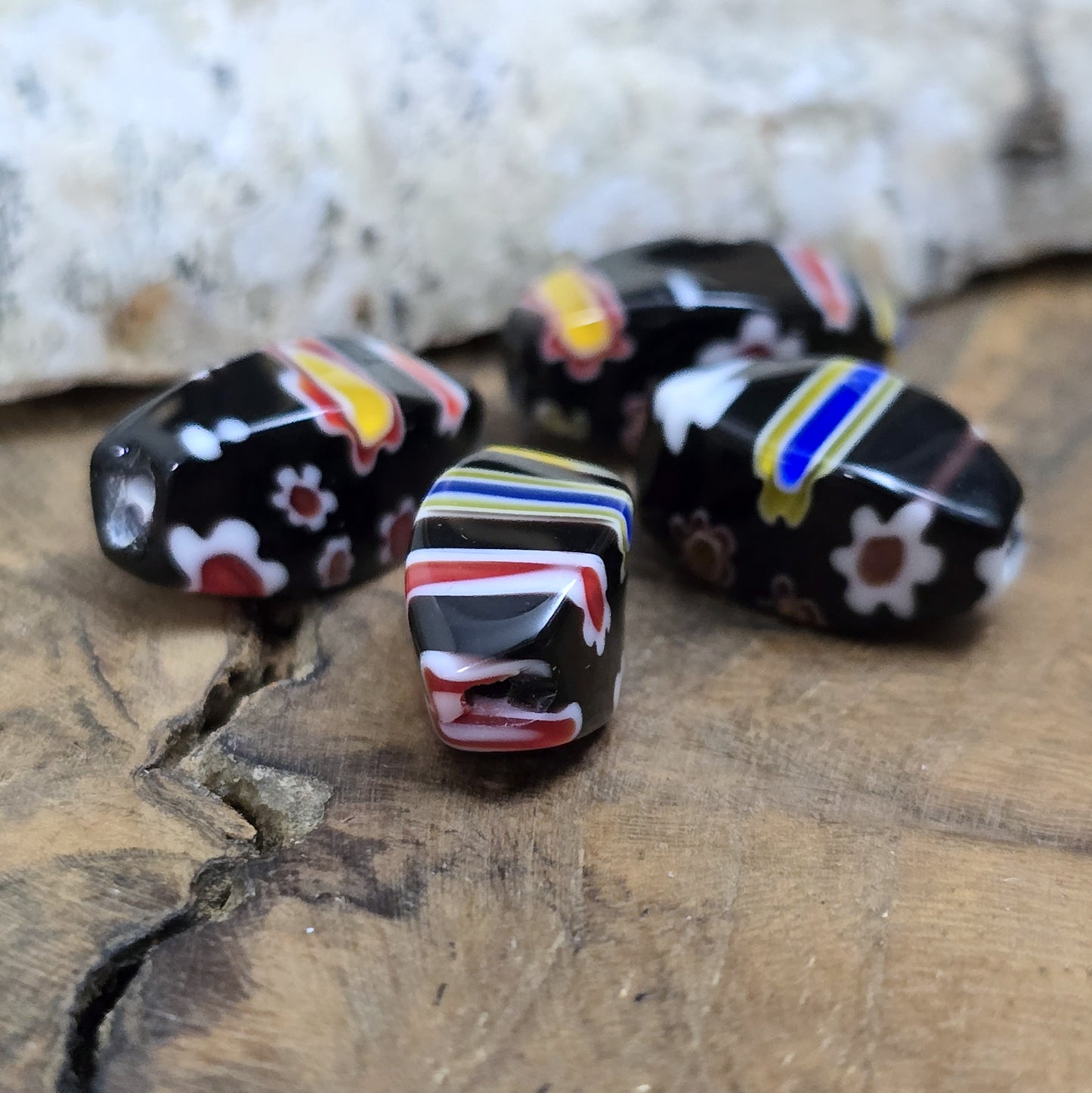4 wunderschöne Millefiori Glasperlen in charmanter Nuggetform. Diese faszinierenden schwarzen Perlen sind perfekt für die Schaffung einzigartiger und individueller Schmuckstücke. Sie eignen sich hervorragend für die Gestaltung von Ketten, Armbändern und Ohrringen.