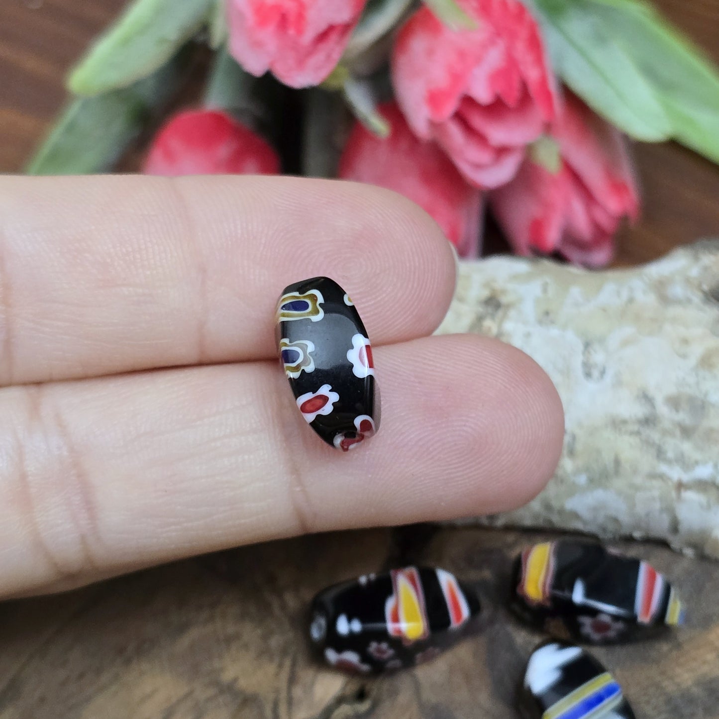 4 wunderschöne Millefiori Glasperlen in charmanter Nuggetform. Diese faszinierenden schwarzen Perlen sind perfekt für die Schaffung einzigartiger und individueller Schmuckstücke. Sie eignen sich hervorragend für die Gestaltung von Ketten, Armbändern und Ohrringen.