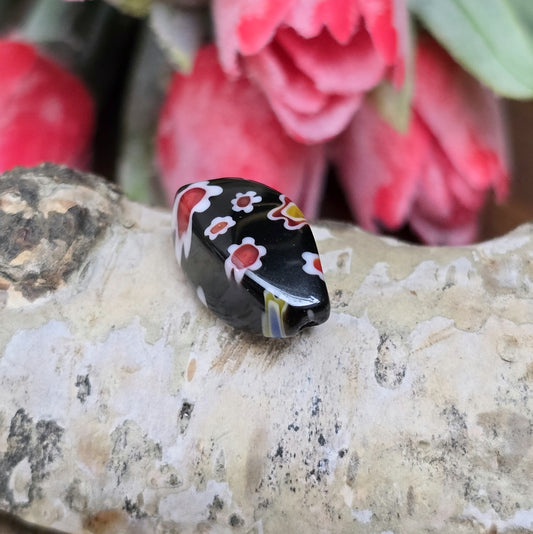 4 wunderschöne Millefiori Glasperlen in charmanter Nuggetform. Diese faszinierenden schwarzen Perlen sind perfekt für die Schaffung einzigartiger und individueller Schmuckstücke. Sie eignen sich hervorragend für die Gestaltung von Ketten, Armbändern und Ohrringen.