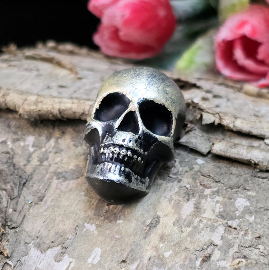 Das Bild zeigt einen Cabochon aus Resin mit Wachsfarbe verziert