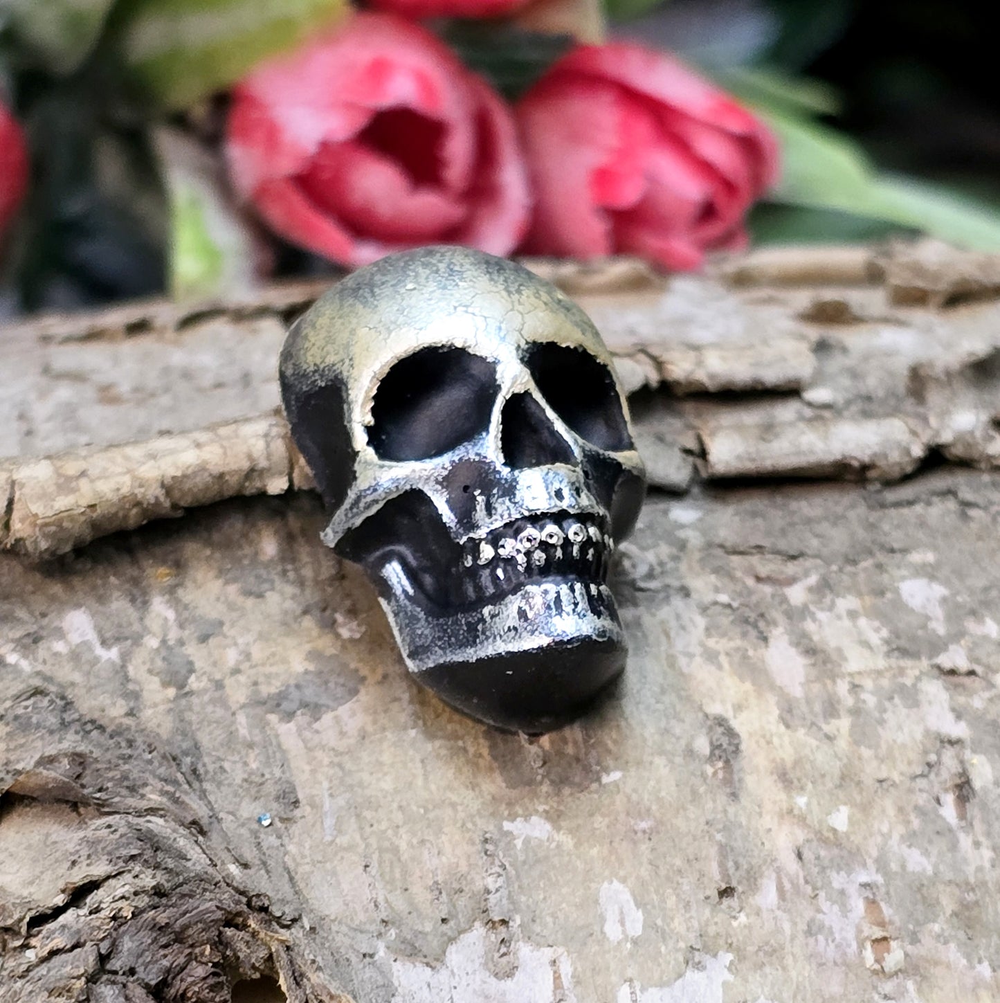 Das Bild zeigt einen Cabochon aus Resin mit Wachsfarbe verziert