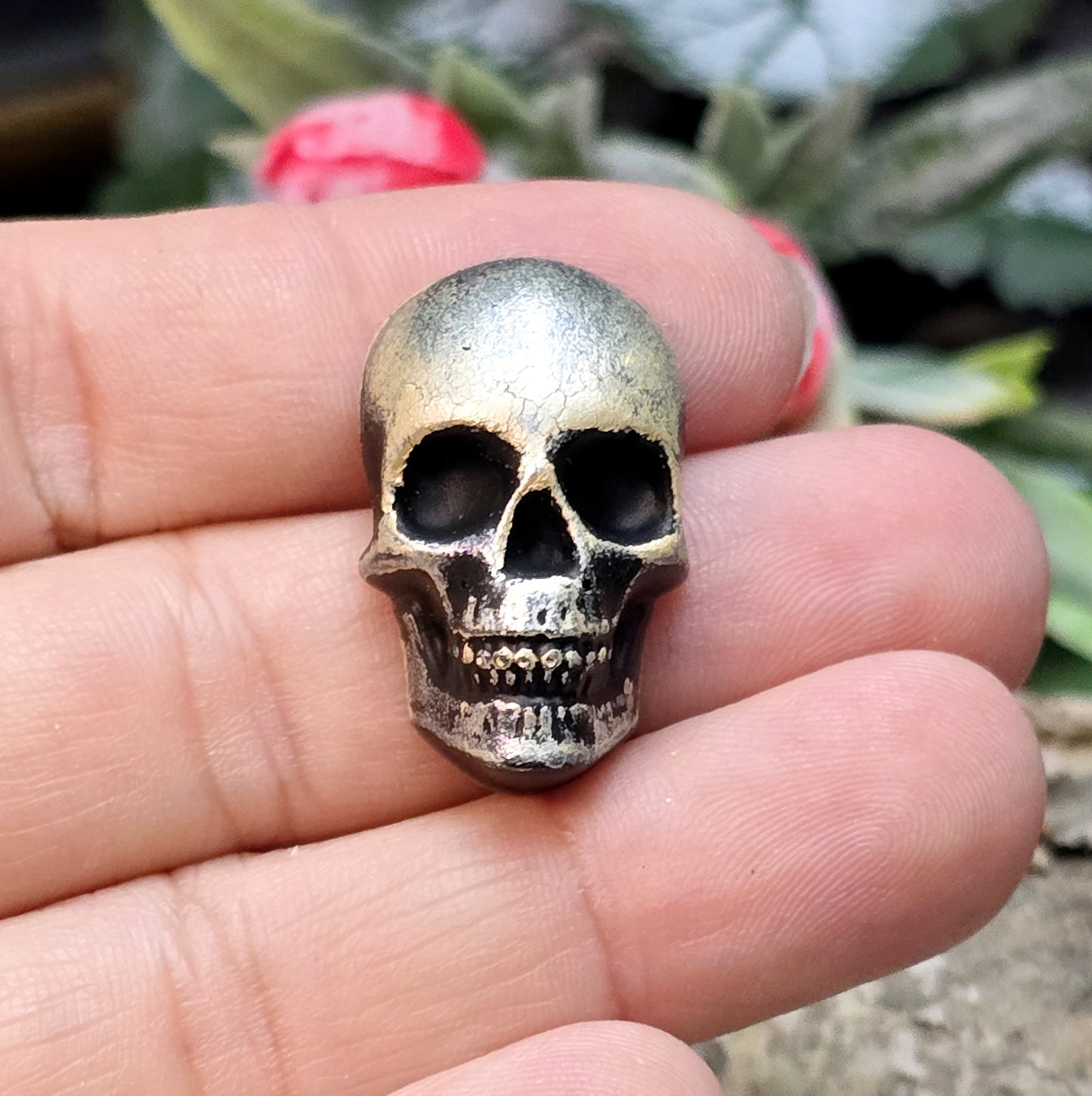 Das Bild zeigt einen Cabochon aus Resin mit Wachsfarbe verziert