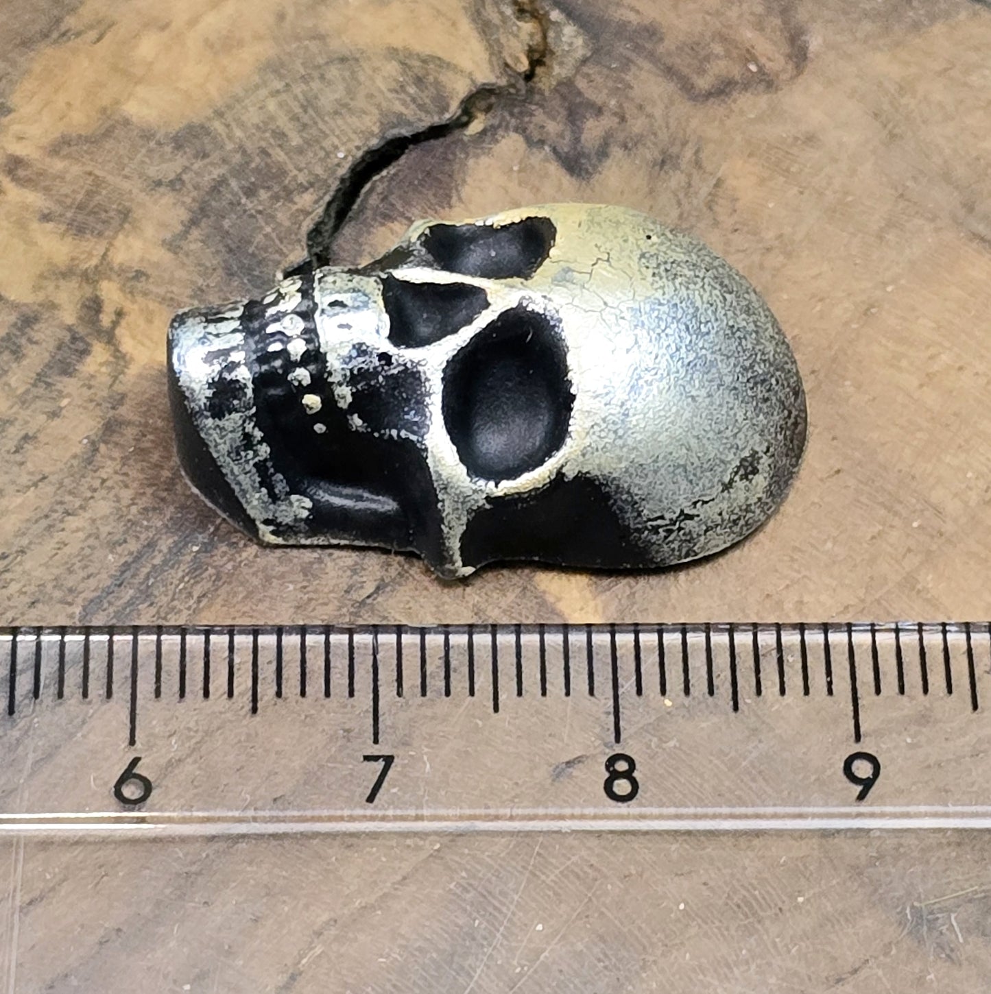 Das Bild zeigt einen Cabochon aus Resin mit Wachsfarbe verziert