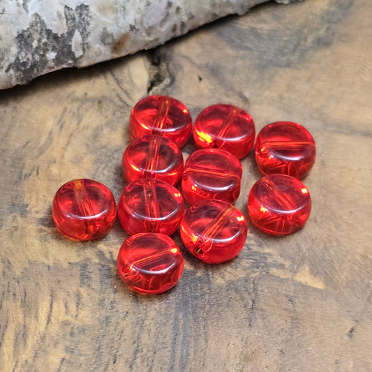 Das Bild zeigt kleine, runde, transparente Glasperlen in Münzform, für die individuelle Schmuckherstellung.