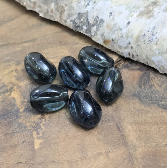 Das Bild zeigt Glasperlen in Nuggetform in der Farbe Montana Blau - 13mm