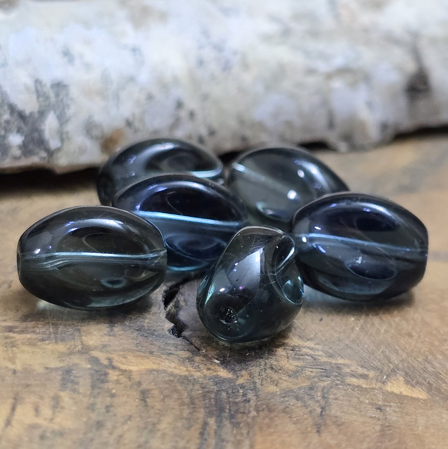 Das Bild zeigt Glasperlen in Nuggetform in der Farbe Montana Blau - 13mm