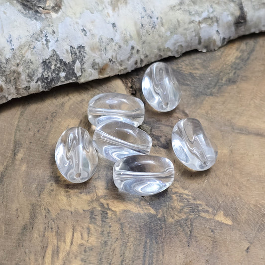 Das Bild zeigt Glasperlen in Nuggetform, farblos transparent. 13mm