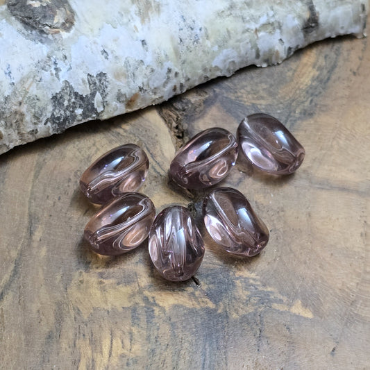 Das Bild 12 transparente Glasperlen in Nuggetform – Amethyst – 13mm – Für strahlende Schmuckkreationen