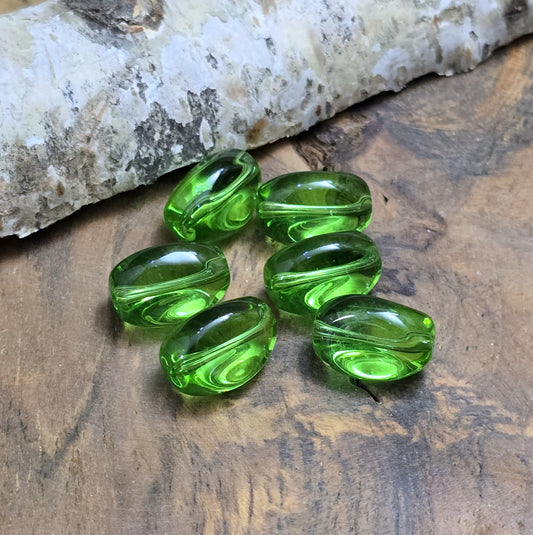 Das Bild zeigt 2 transparente Glasperlen in Nuggetform – Grün – 13mm – Frische Eleganz für deine Schmuckkreationen