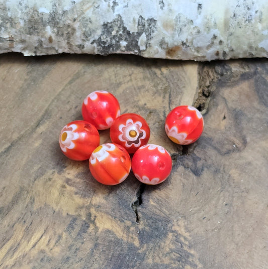 Das Bild zeigt 6 Millefiori Glasperlen – Rot – 8mm – Farbenfrohe Akzente für deine Schmuckkreationen