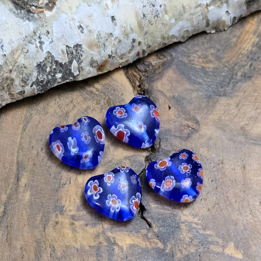 Das Bild zeigt 4 Millefiori Glasperlen – Herzform – Blau – 12mm – Romantische Akzente für deine Schmuckkreationen