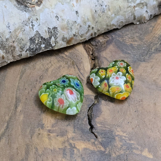 Das Bild zeigt 2 Millefiori Glasperlen – Herzform – Grün – 16mm – Zeitlose Eleganz für deine Schmuckkreationen