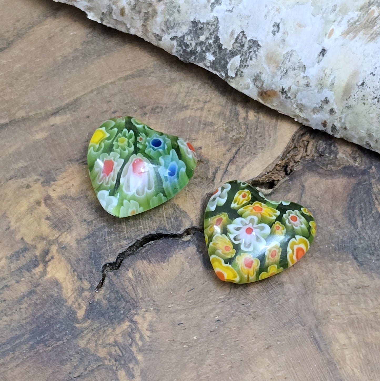 Das Bild zeigt 2 Millefiori Glasperlen – Herzform – Grün – 16mm – Zeitlose Eleganz für deine Schmuckkreationen