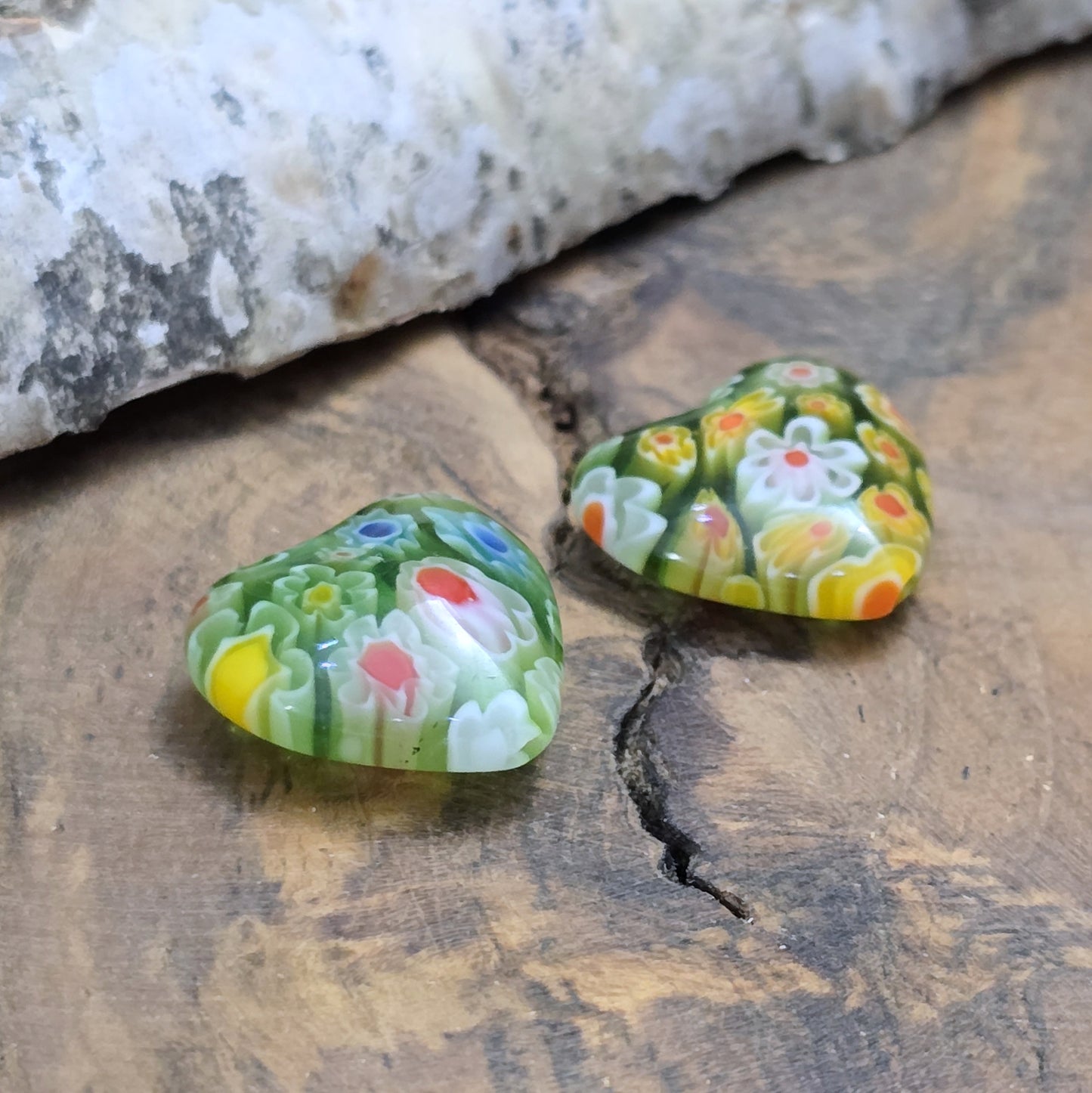 Das Bild zeigt 2 Millefiori Glasperlen – Herzform – Grün – 16mm – Zeitlose Eleganz für deine Schmuckkreationen
