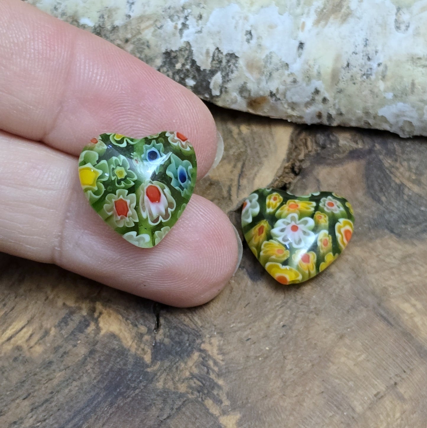 Das Bild zeigt 2 Millefiori Glasperlen – Herzform – Grün – 16mm – Zeitlose Eleganz für deine Schmuckkreationen