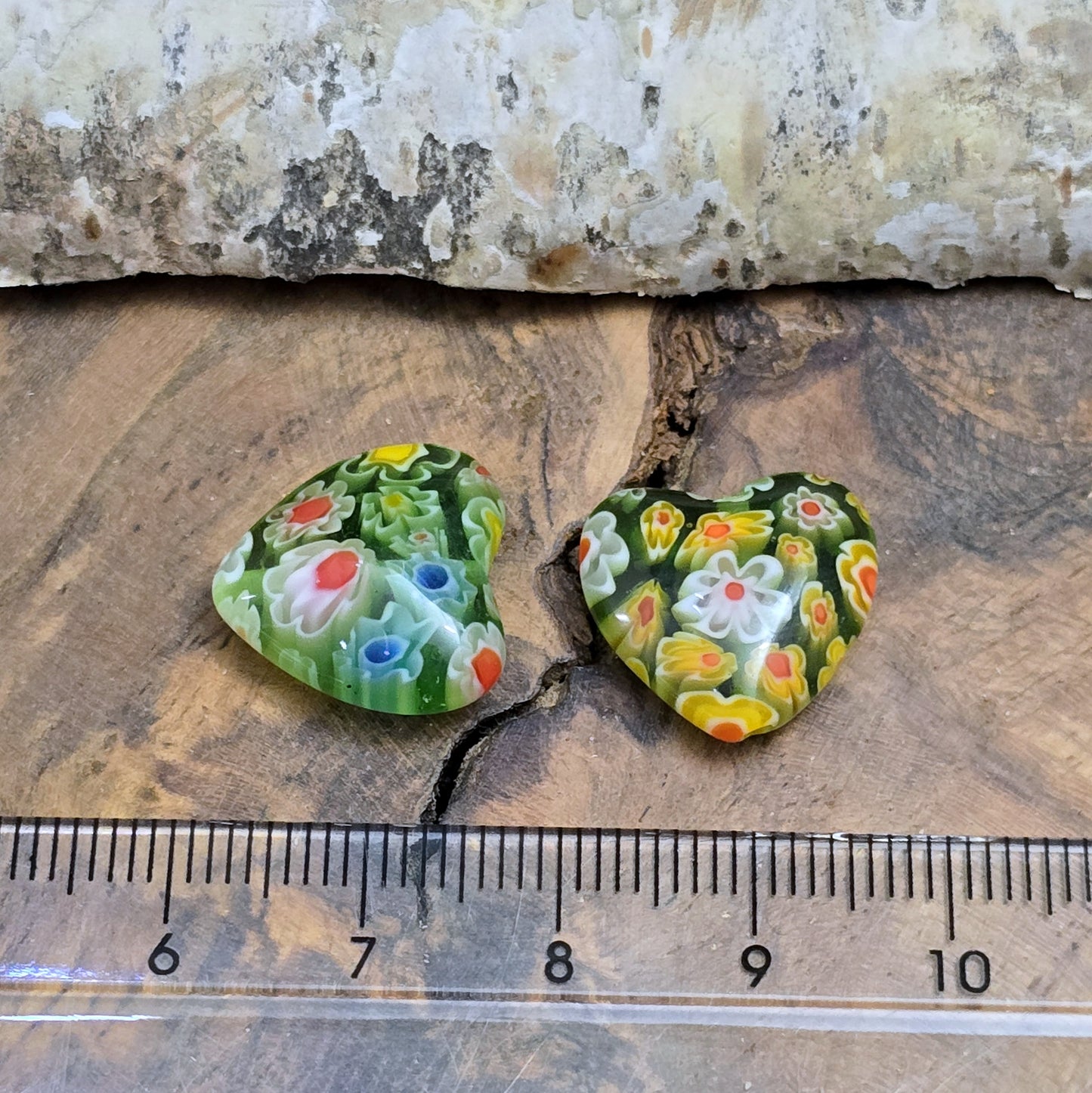 Das Bild zeigt 2 Millefiori Glasperlen – Herzform – Grün – 16mm – Zeitlose Eleganz für deine Schmuckkreationen