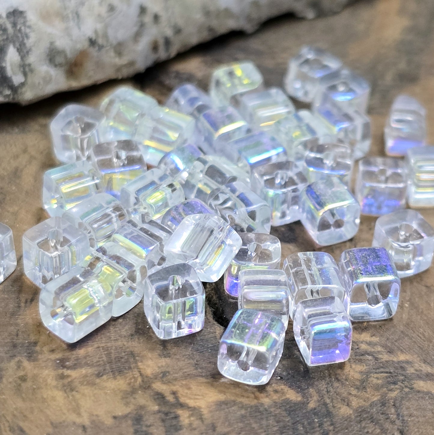 Das Bild zeigt 40 kleine Glasperlen – Würfelform – Crystal AB – 4mm – Funkelnde Eleganz für deine Schmuckkreationen