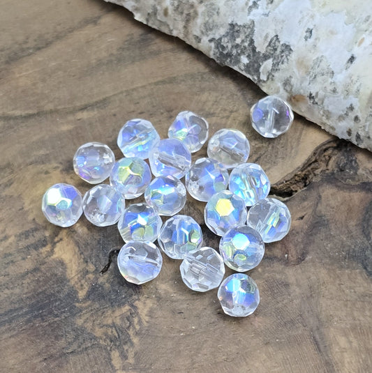 Das Bild zeigt 40 kleine facettierte Glasperlen – Kugel – 6mm – Crystal AB – Funkelnde Eleganz für deine Schmuckkreationen