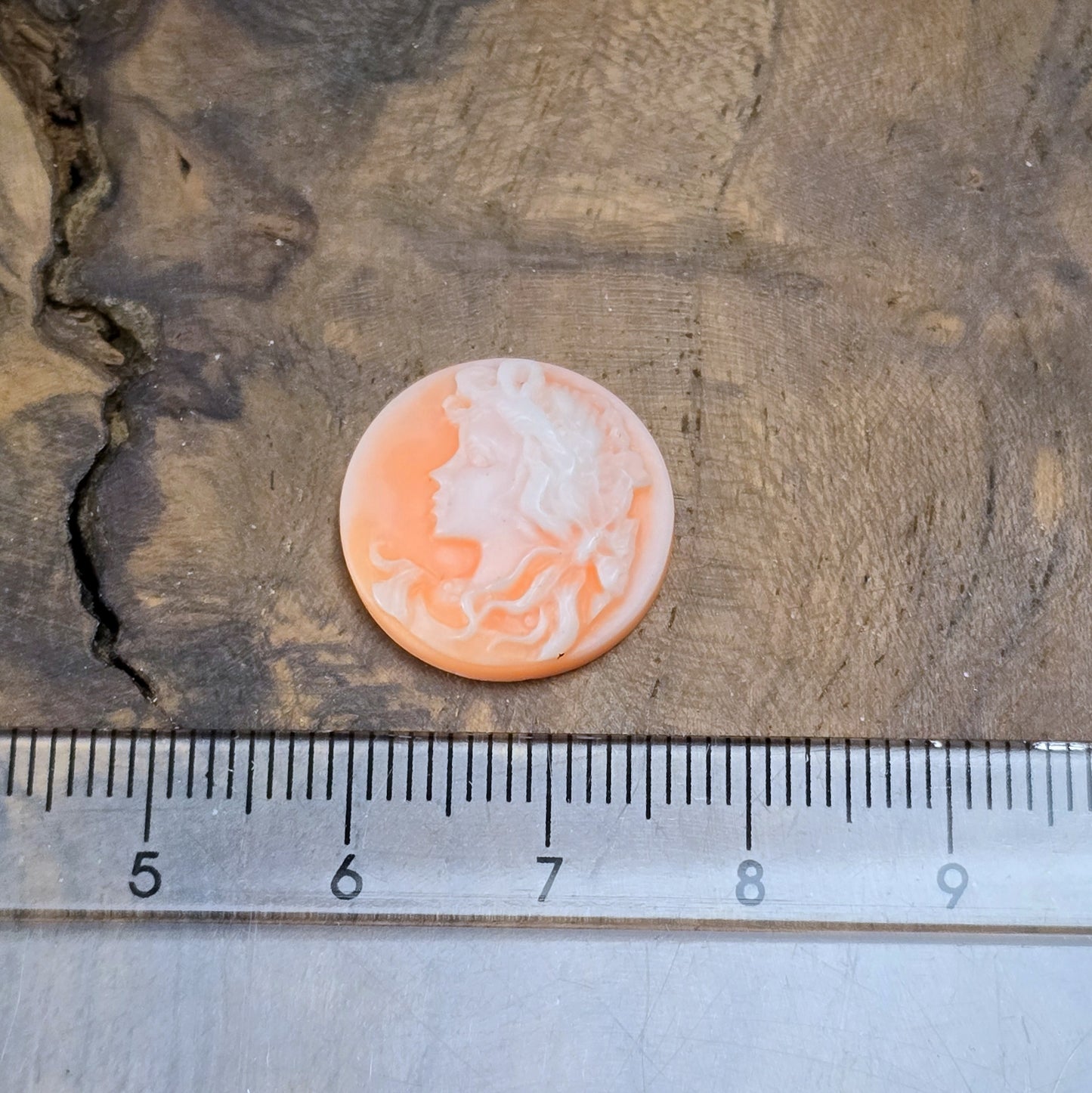 Das Bild zeigt runde Kamee-Cabochons – 17mm – Orange – Ein Hauch von Vintage für deine kreativen Projekte
