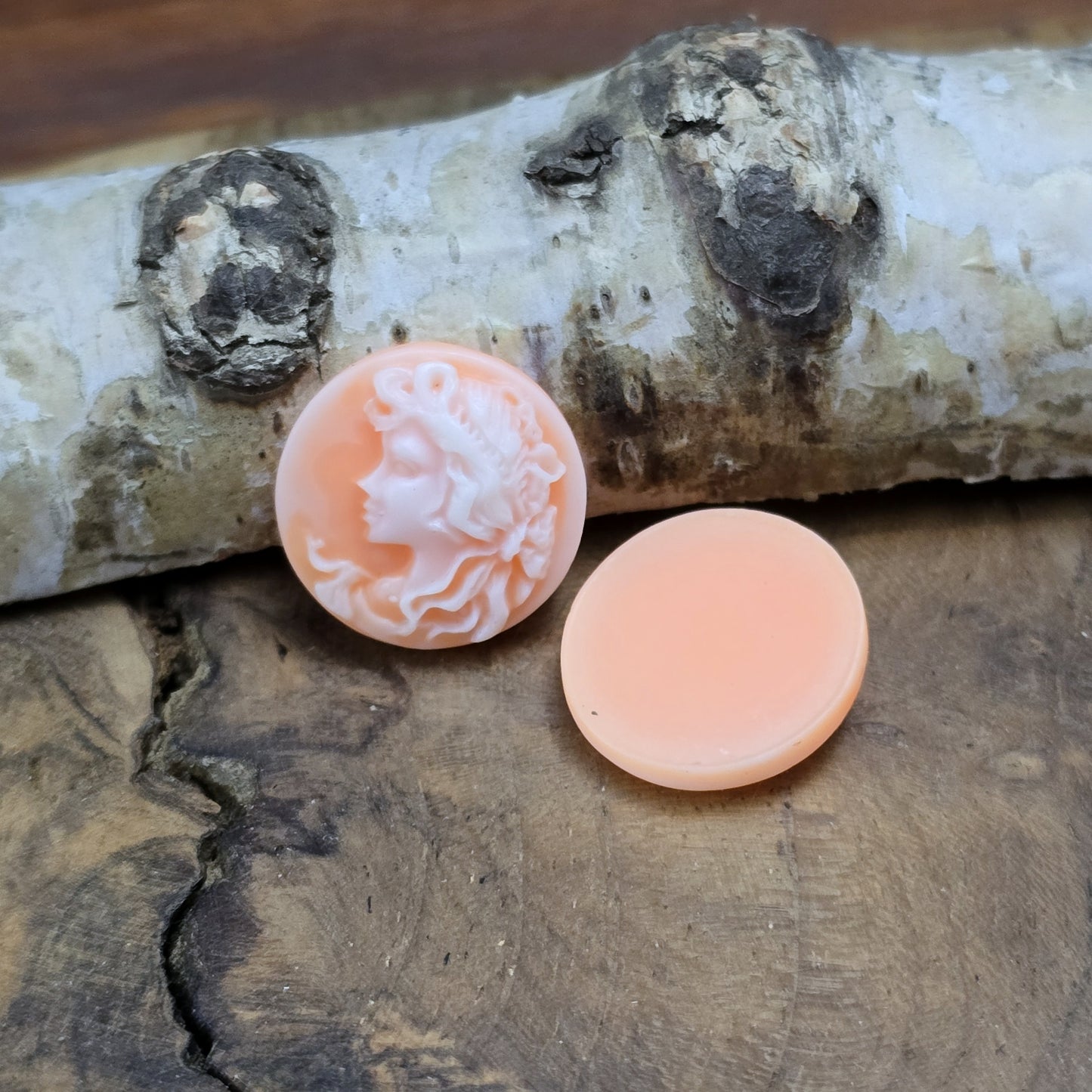 Das Bild zeigt runde Kamee-Cabochons – 17mm – Orange – Ein Hauch von Vintage für deine kreativen Projekte