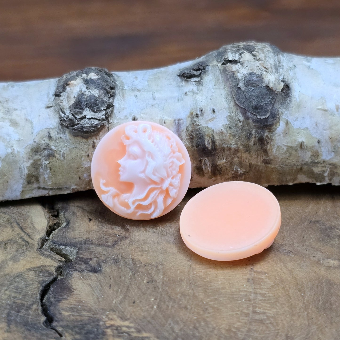 Das Bild zeigt runde Kamee-Cabochons – 17mm – Orange – Ein Hauch von Vintage für deine kreativen Projekte