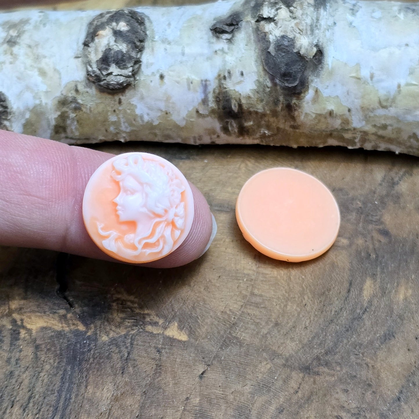 Das Bild zeigt runde Kamee-Cabochons – 17mm – Orange – Ein Hauch von Vintage für deine kreativen Projekte